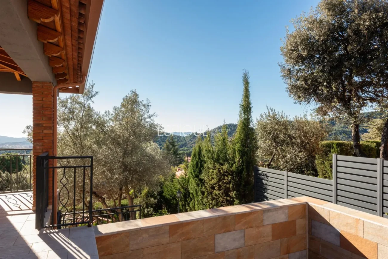 Casa en venta con vistas panorámicas en Cavall Bernat, Matadepera