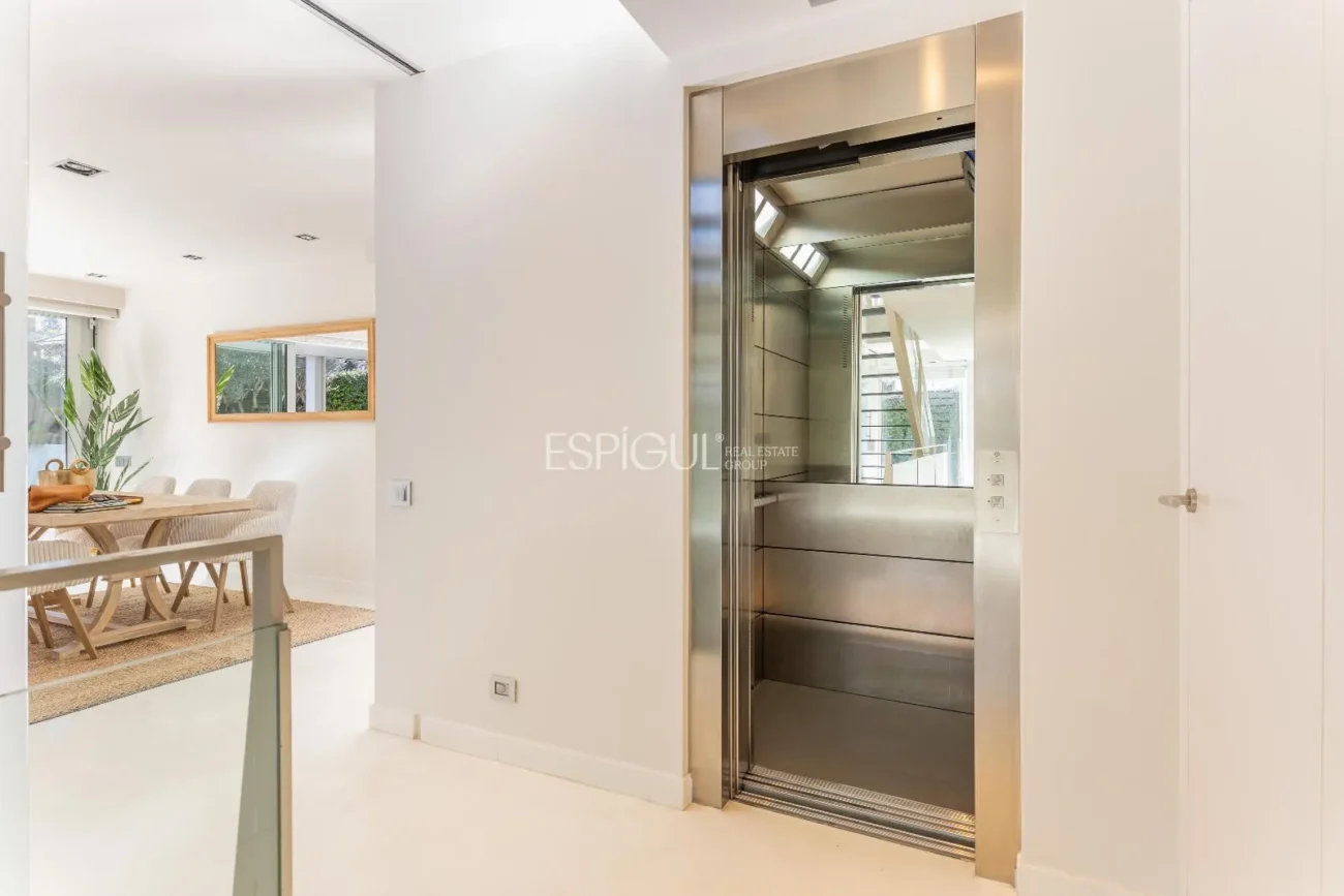 Villa for Sale in Arxiu, Sant Cugat Del Vallés