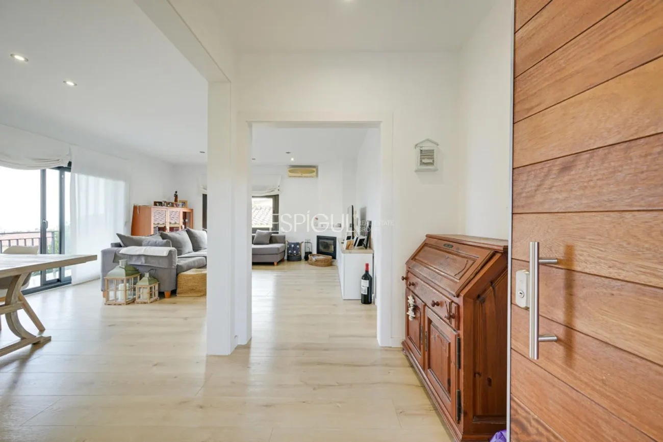 Élégante maison de deux étages avec jardin plat et piscine privée