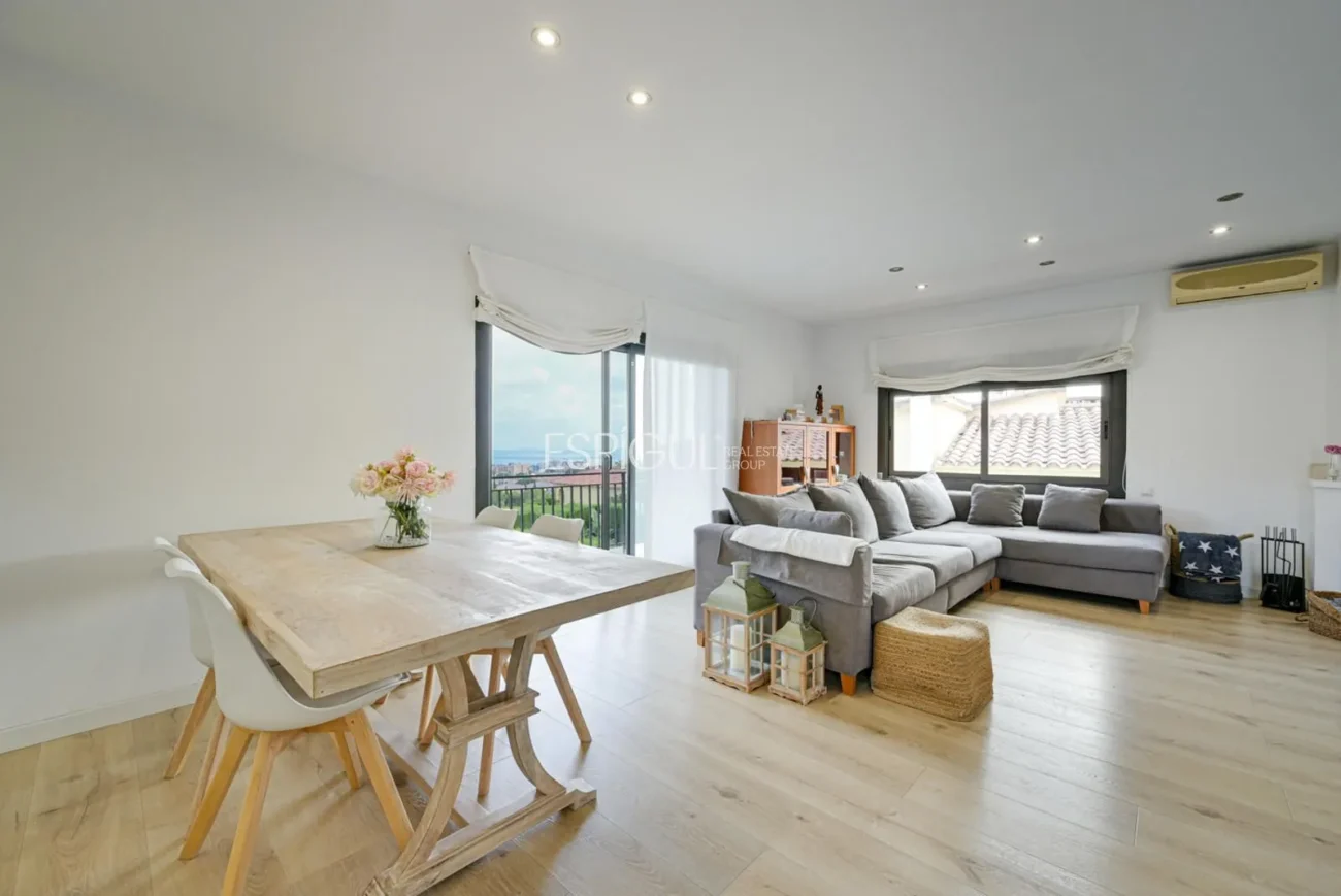 Élégante maison de deux étages avec jardin plat et piscine privée