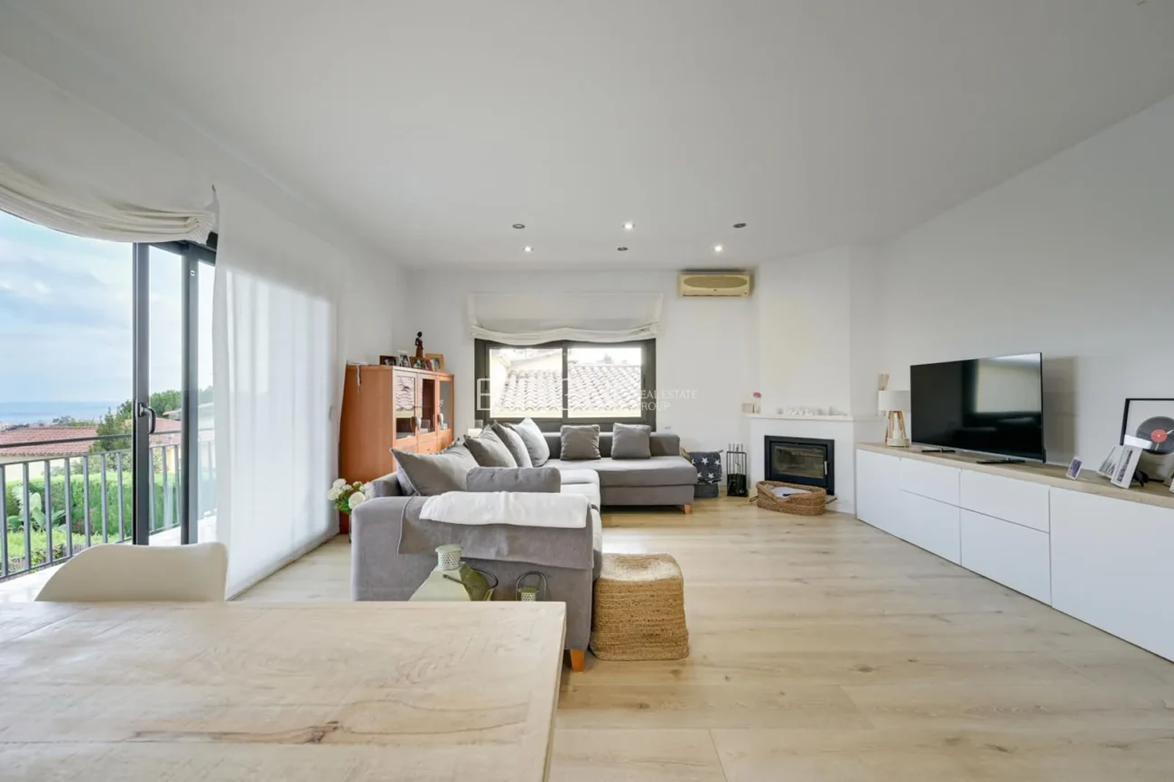 Élégante maison de deux étages avec jardin plat et piscine privée
