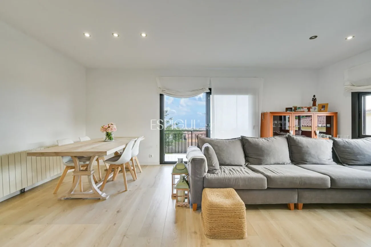 Élégante maison de deux étages avec jardin plat et piscine privée