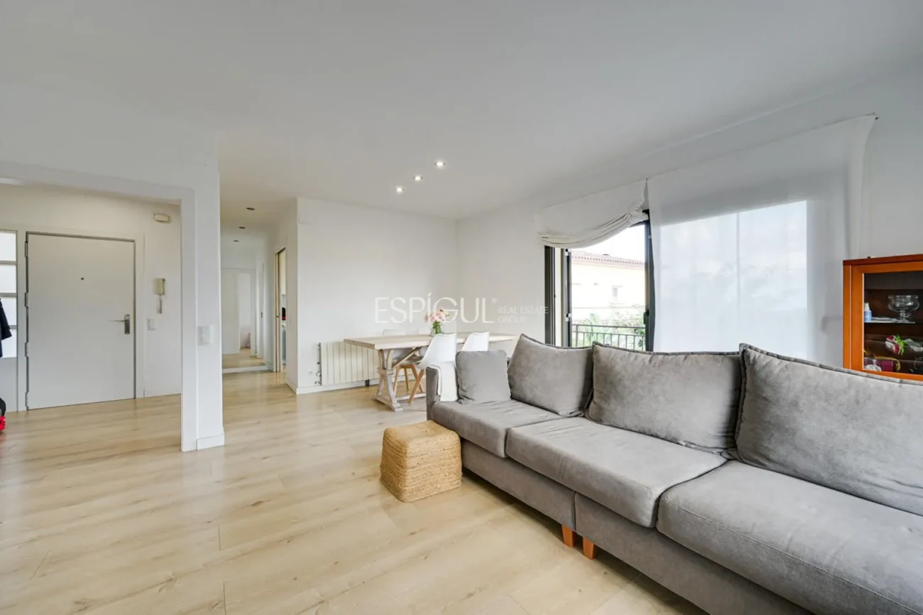 Élégante maison de deux étages avec jardin plat et piscine privée