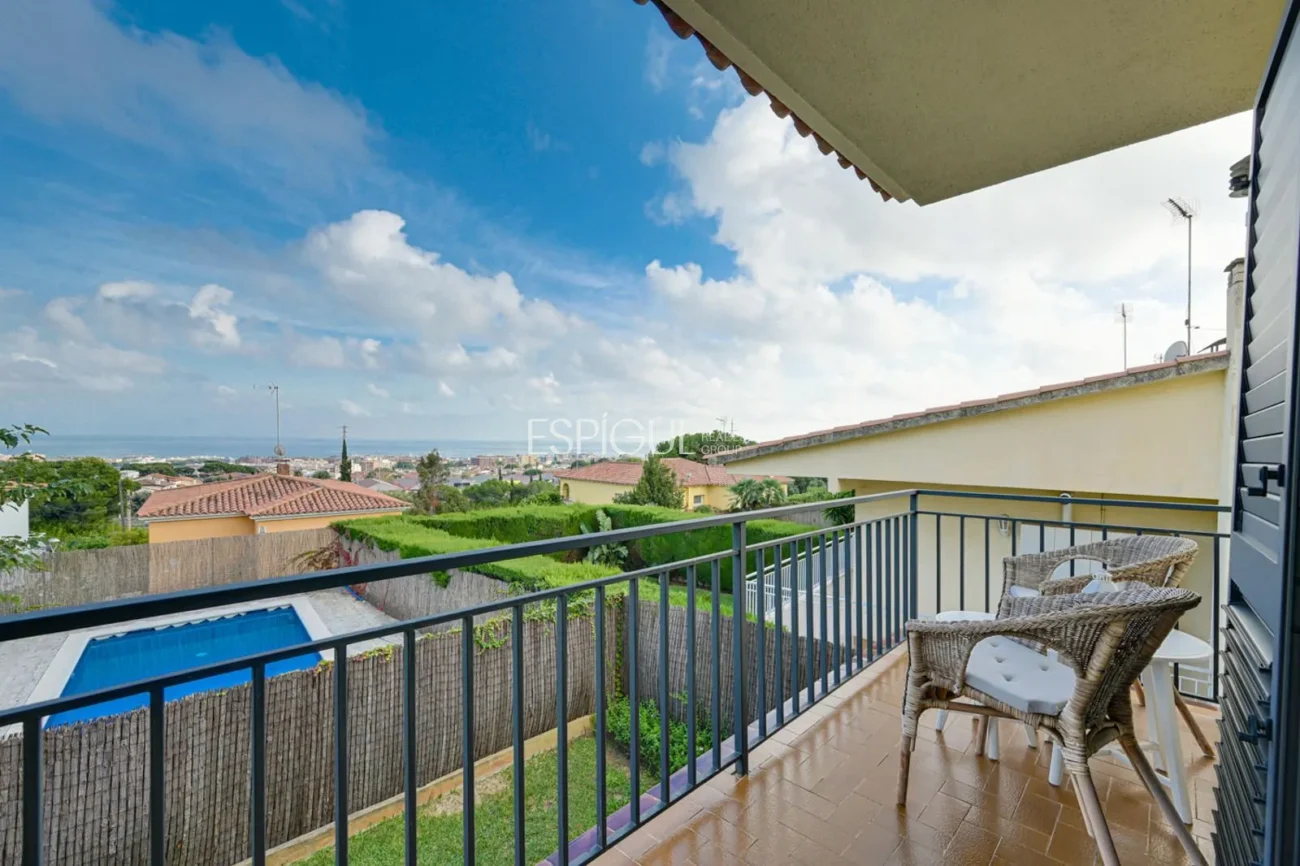 Élégante maison de deux étages avec jardin plat et piscine privée