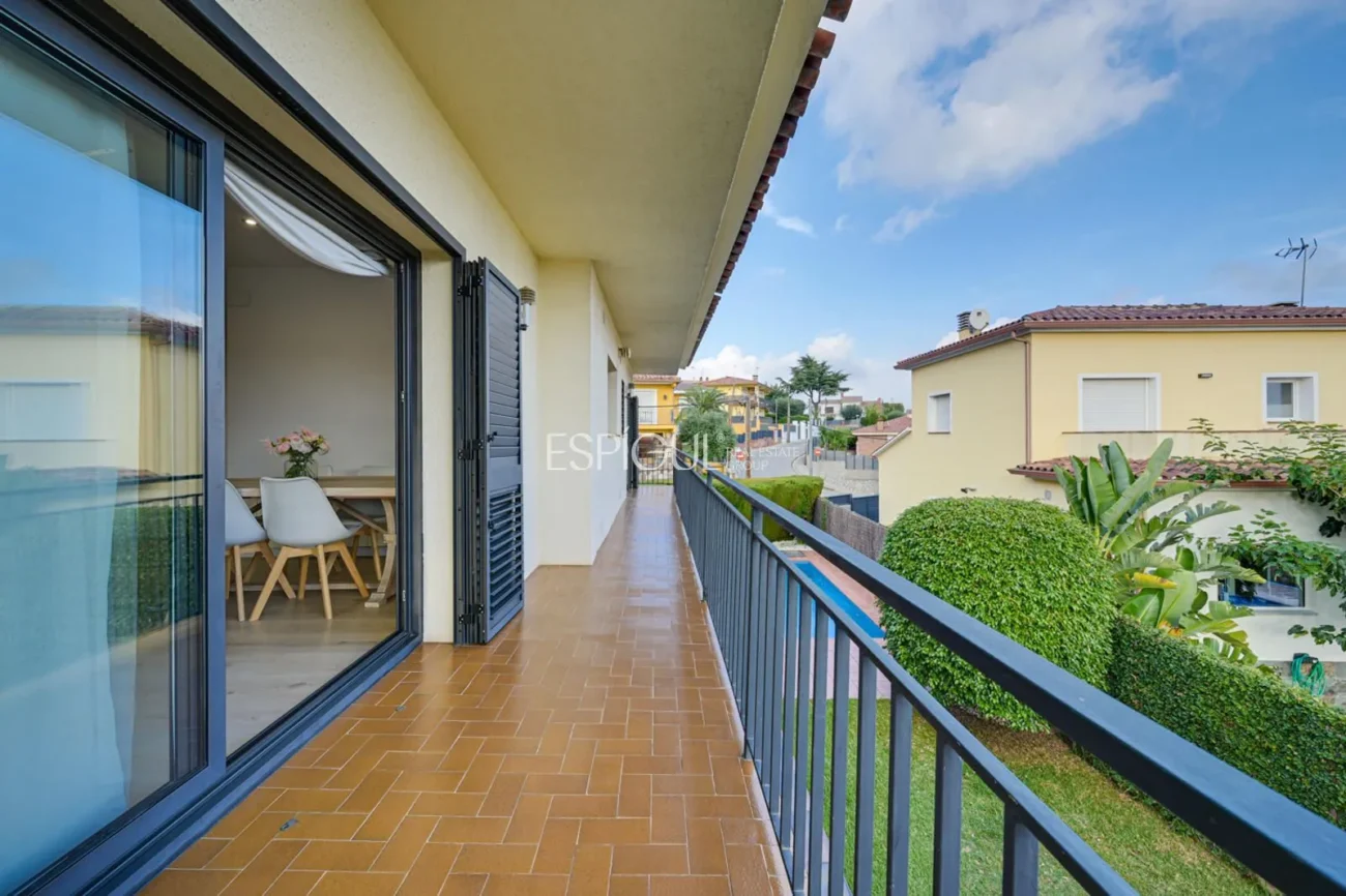 Élégante maison de deux étages avec jardin plat et piscine privée
