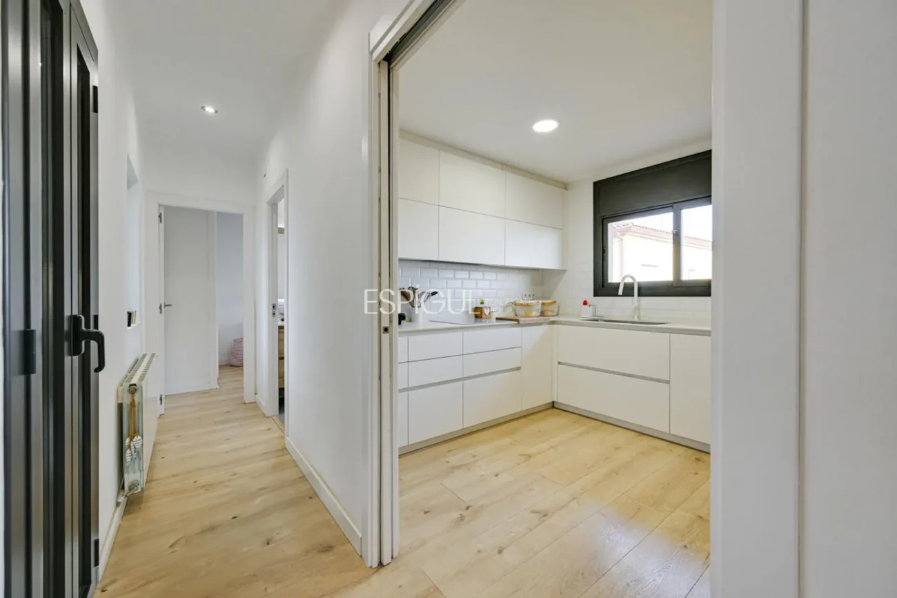 Élégante maison de deux étages avec jardin plat et piscine privée
