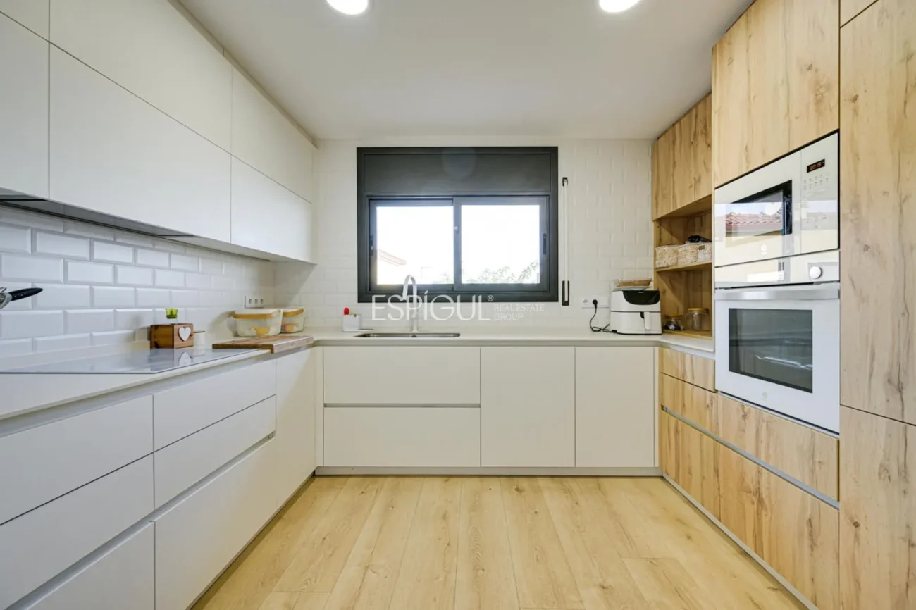 Élégante maison de deux étages avec jardin plat et piscine privée