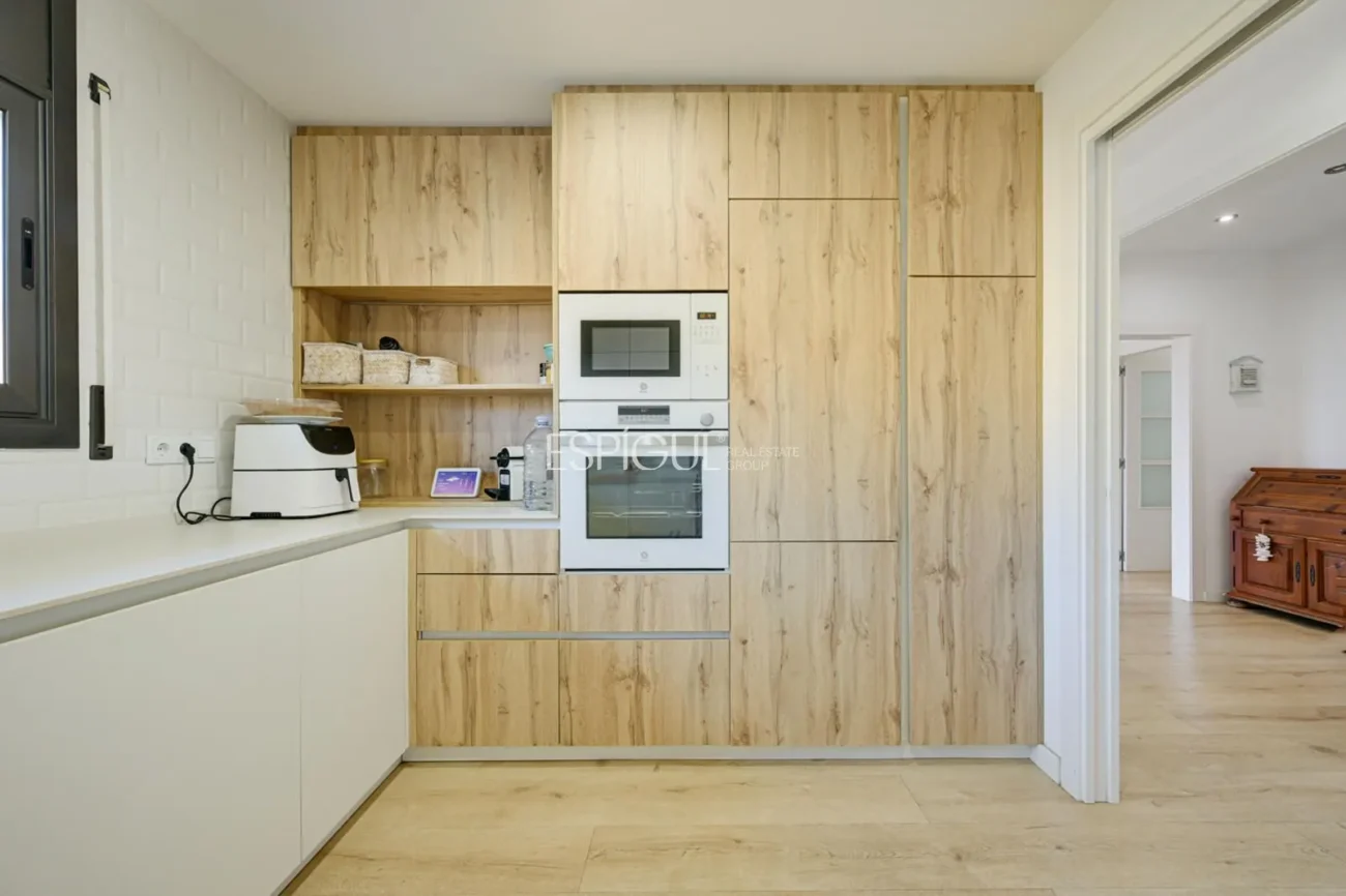 Élégante maison de deux étages avec jardin plat et piscine privée