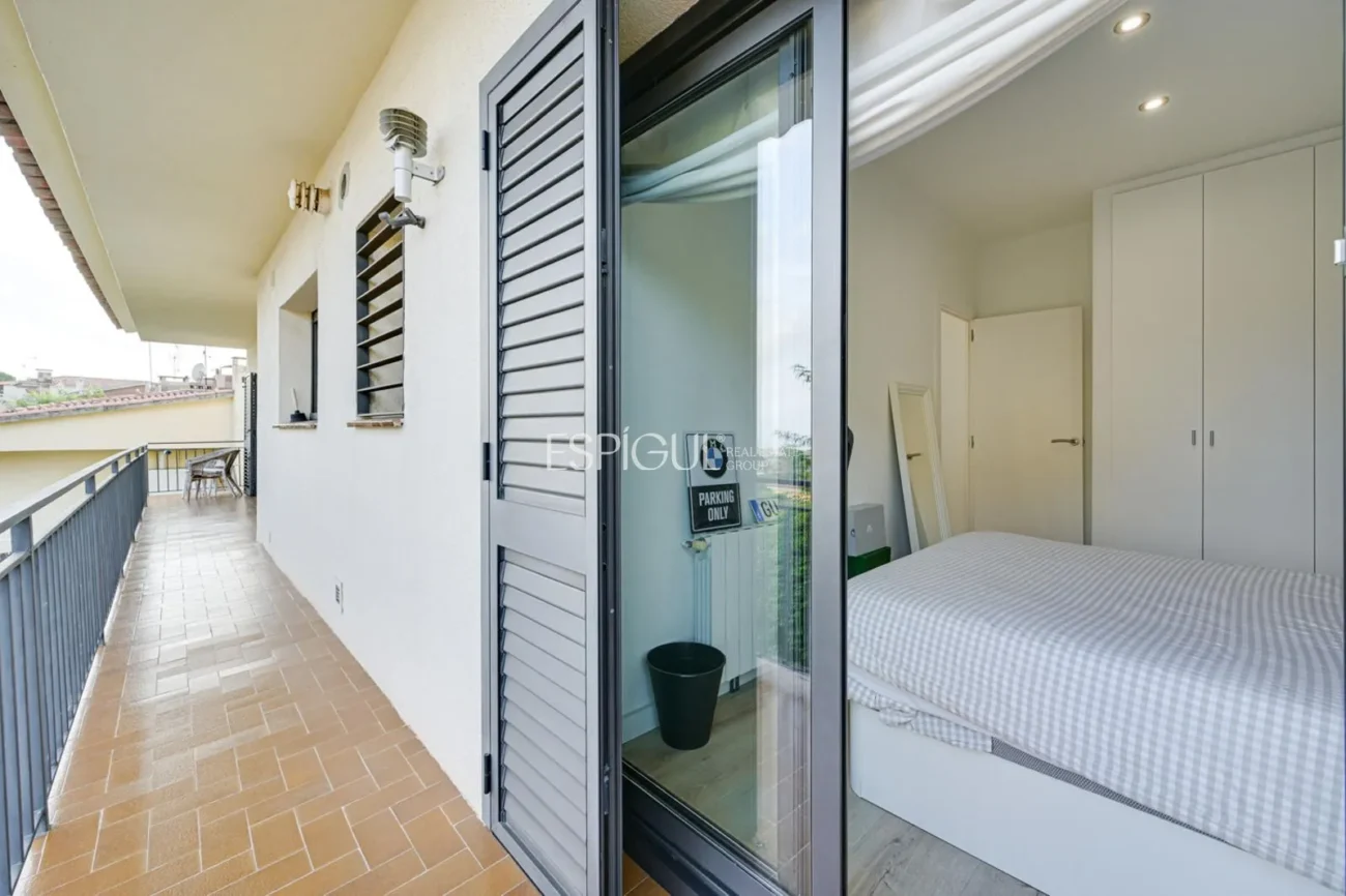 Élégante maison de deux étages avec jardin plat et piscine privée