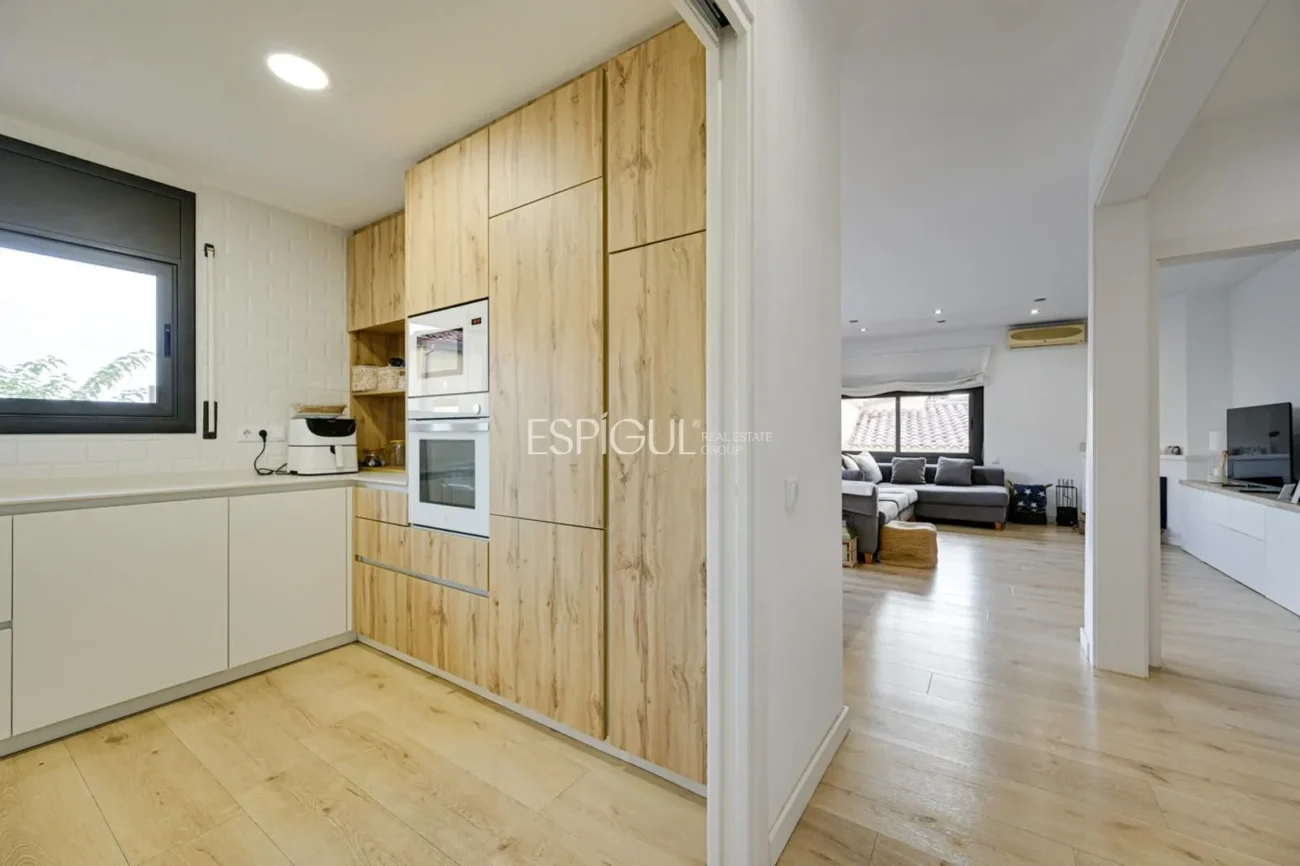 Élégante maison de deux étages avec jardin plat et piscine privée