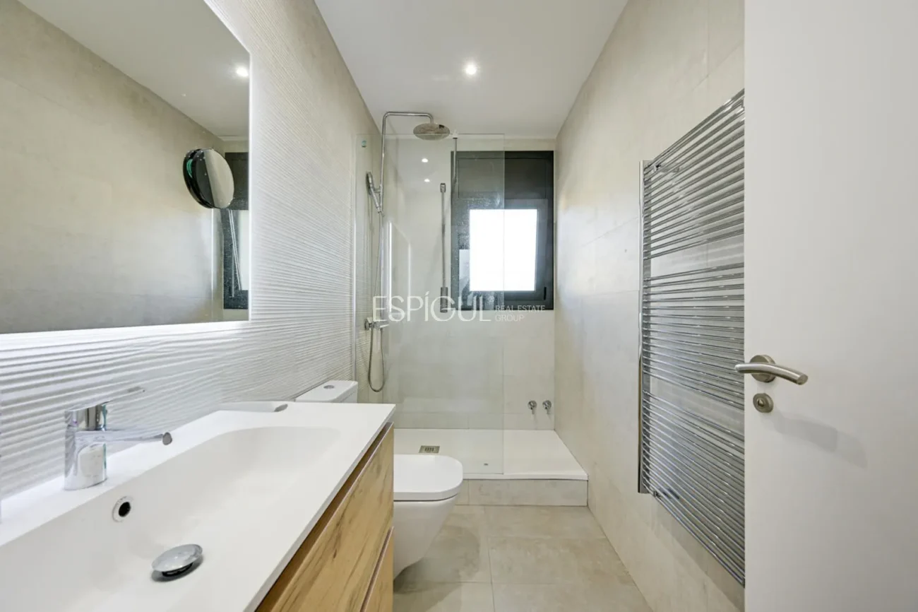 Élégante maison de deux étages avec jardin plat et piscine privée