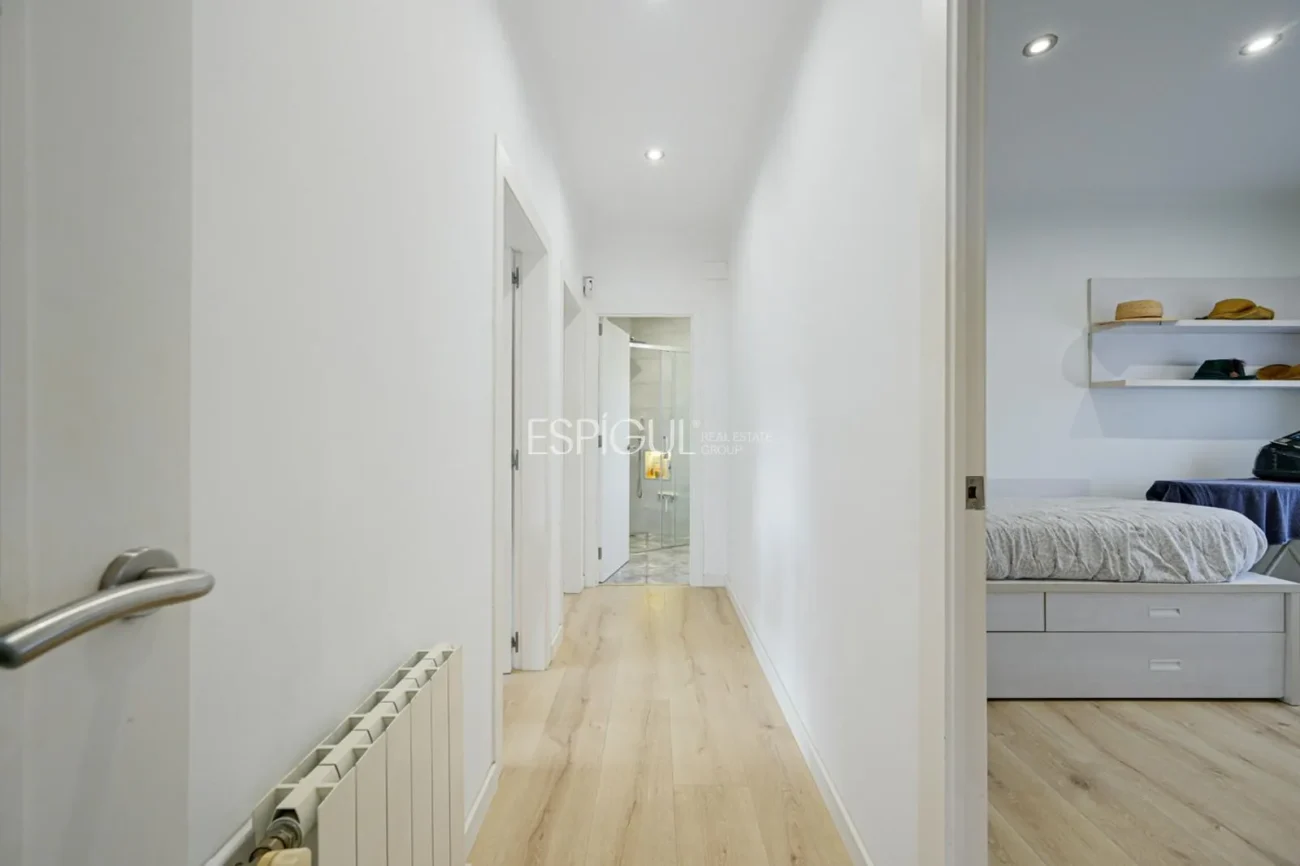 Élégante maison de deux étages avec jardin plat et piscine privée