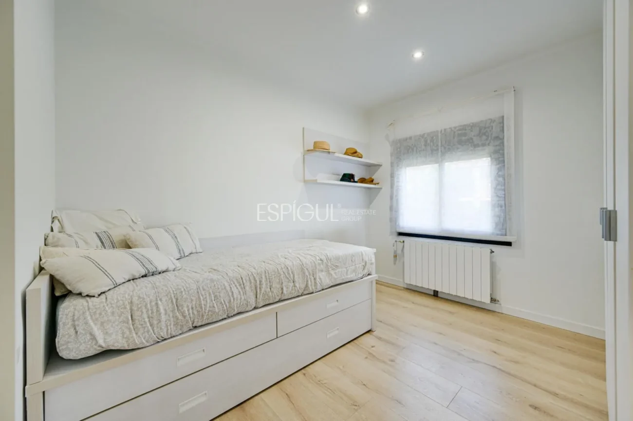 Élégante maison de deux étages avec jardin plat et piscine privée