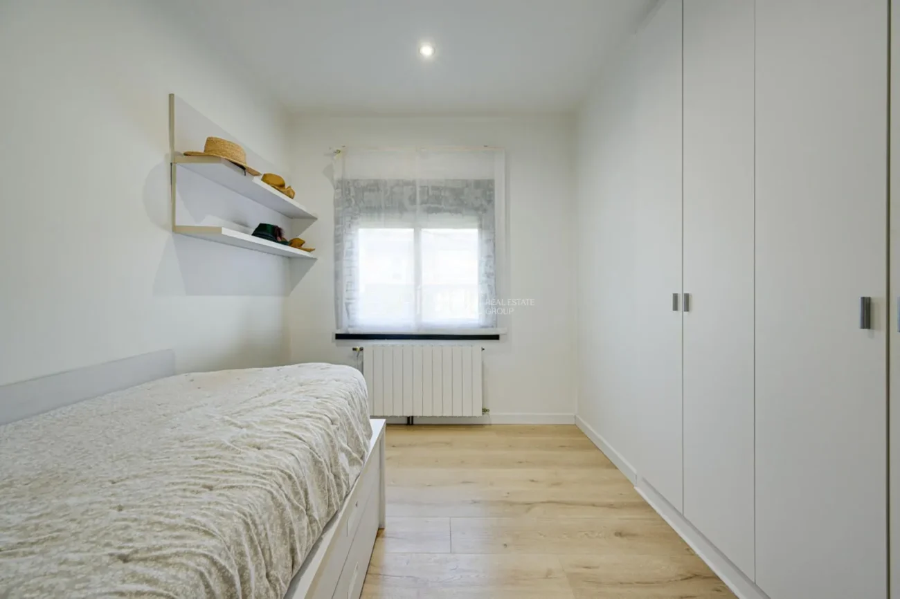 Élégante maison de deux étages avec jardin plat et piscine privée