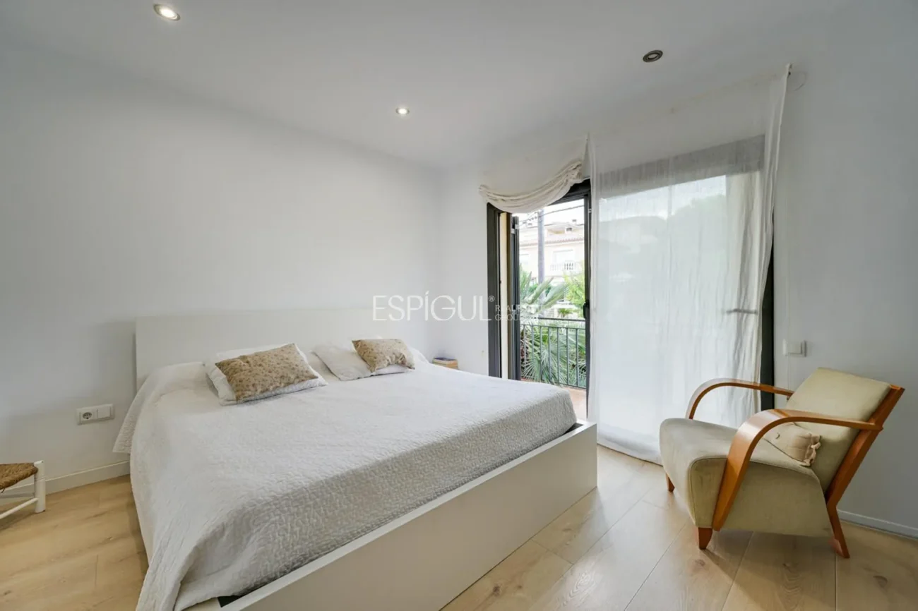 Élégante maison de deux étages avec jardin plat et piscine privée
