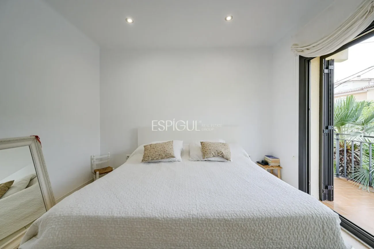 Élégante maison de deux étages avec jardin plat et piscine privée
