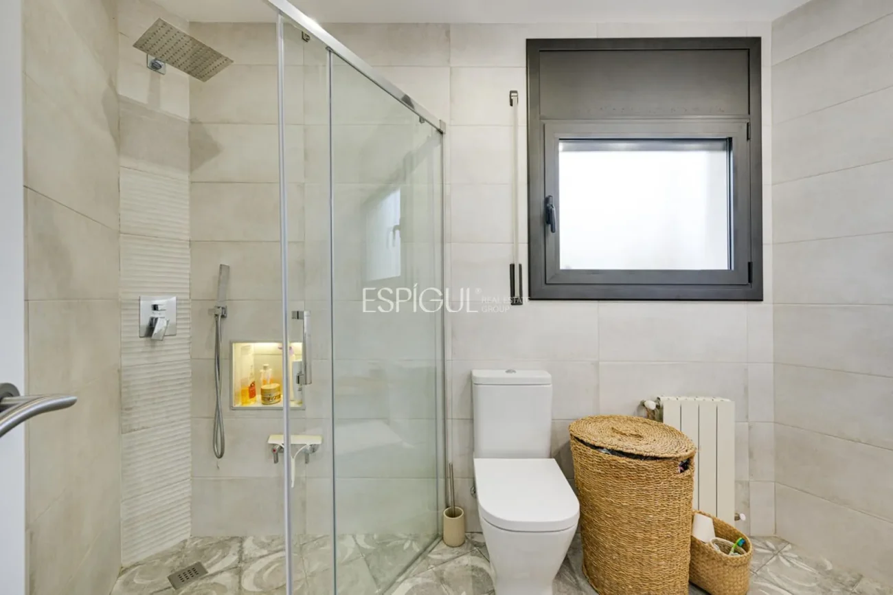 Élégante maison de deux étages avec jardin plat et piscine privée
