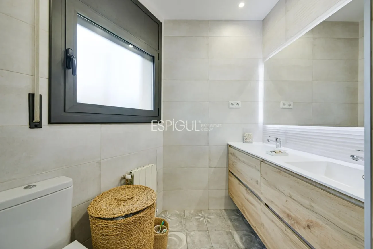 Élégante maison de deux étages avec jardin plat et piscine privée