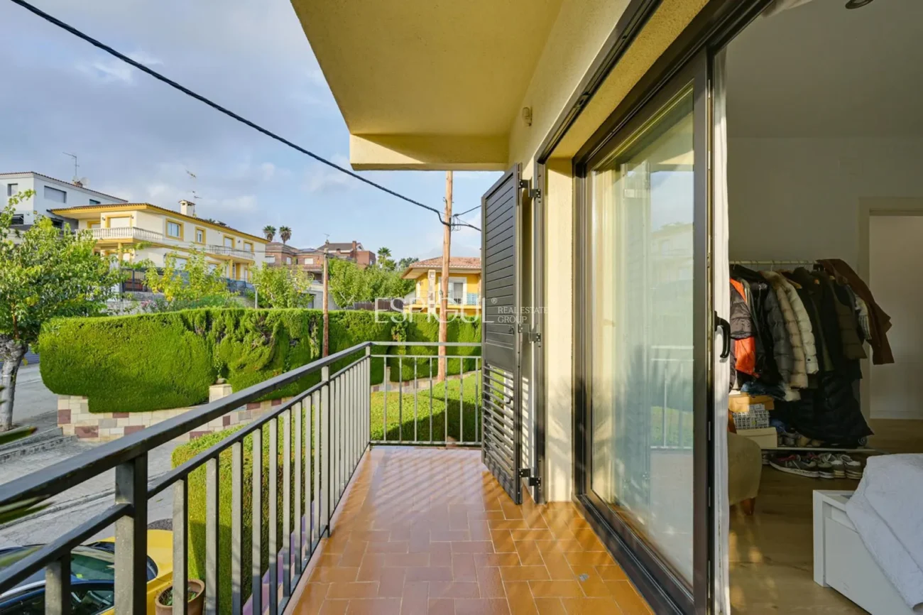 Élégante maison de deux étages avec jardin plat et piscine privée