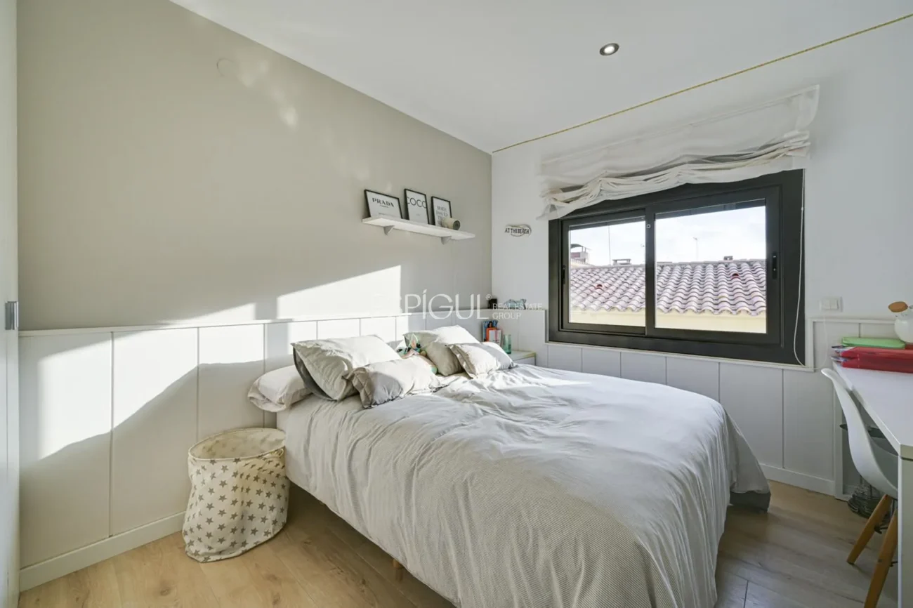 Élégante maison de deux étages avec jardin plat et piscine privée