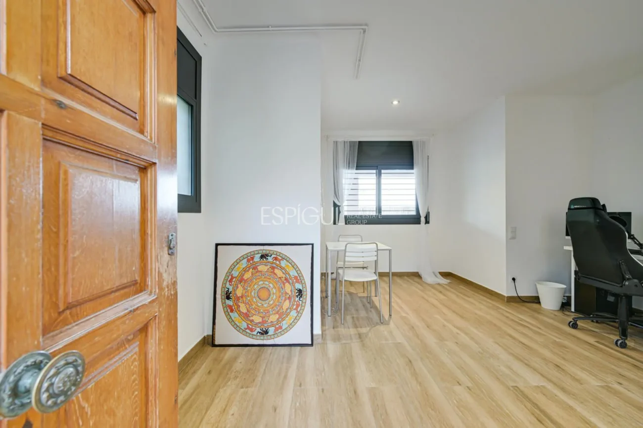 Élégante maison de deux étages avec jardin plat et piscine privée