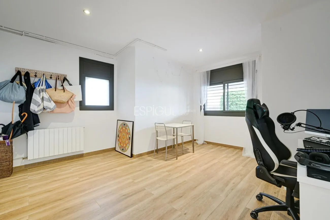 Élégante maison de deux étages avec jardin plat et piscine privée