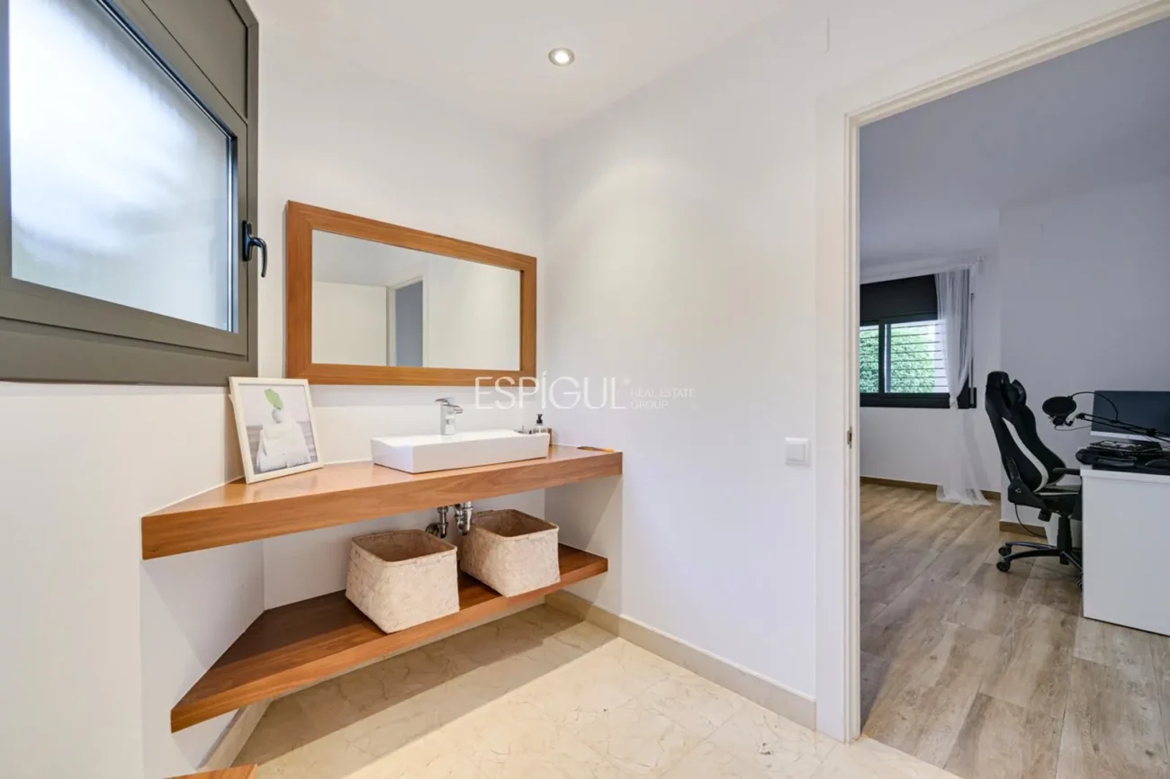 Élégante maison de deux étages avec jardin plat et piscine privée