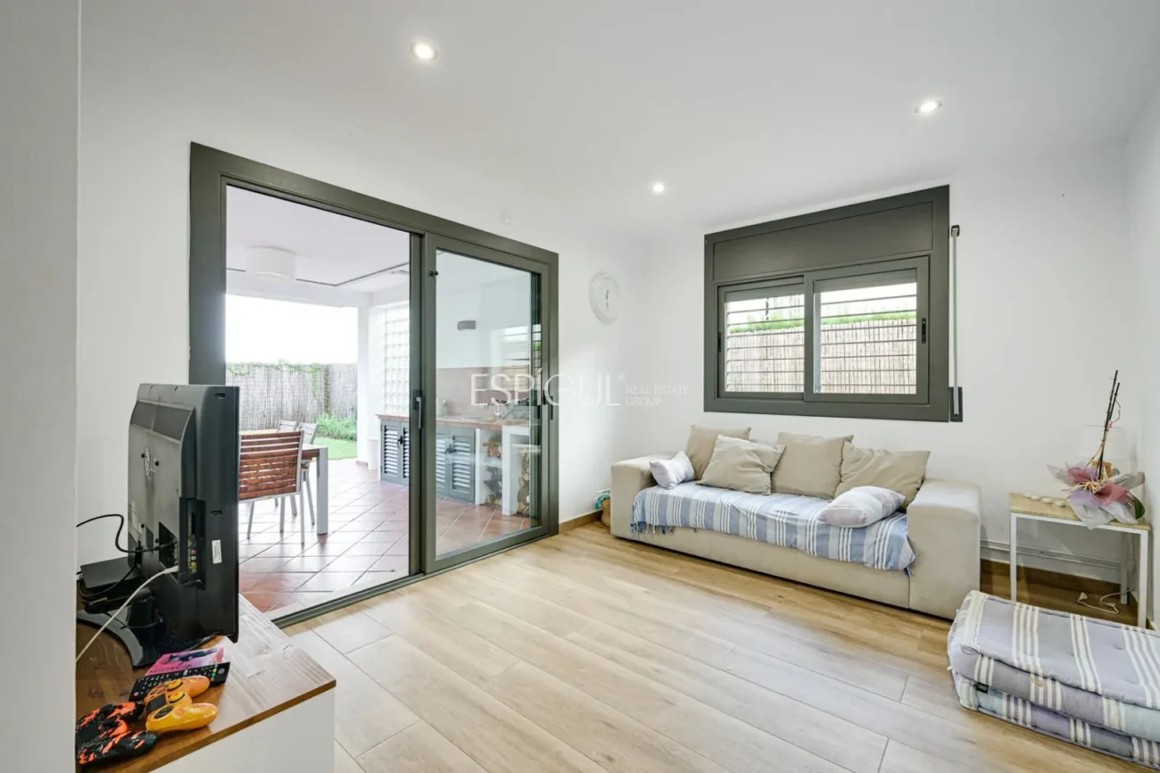 Élégante maison de deux étages avec jardin plat et piscine privée