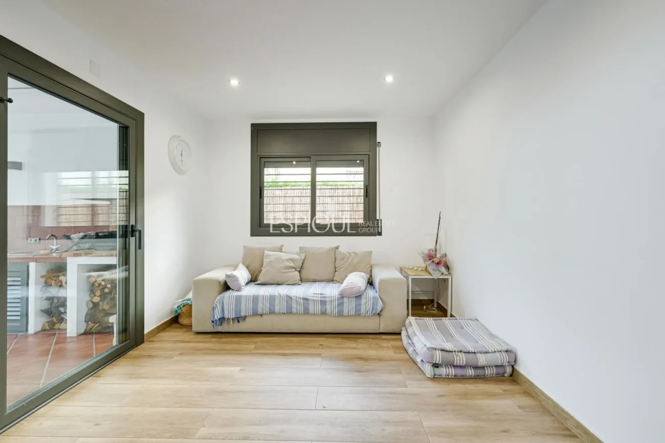 Élégante maison de deux étages avec jardin plat et piscine privée
