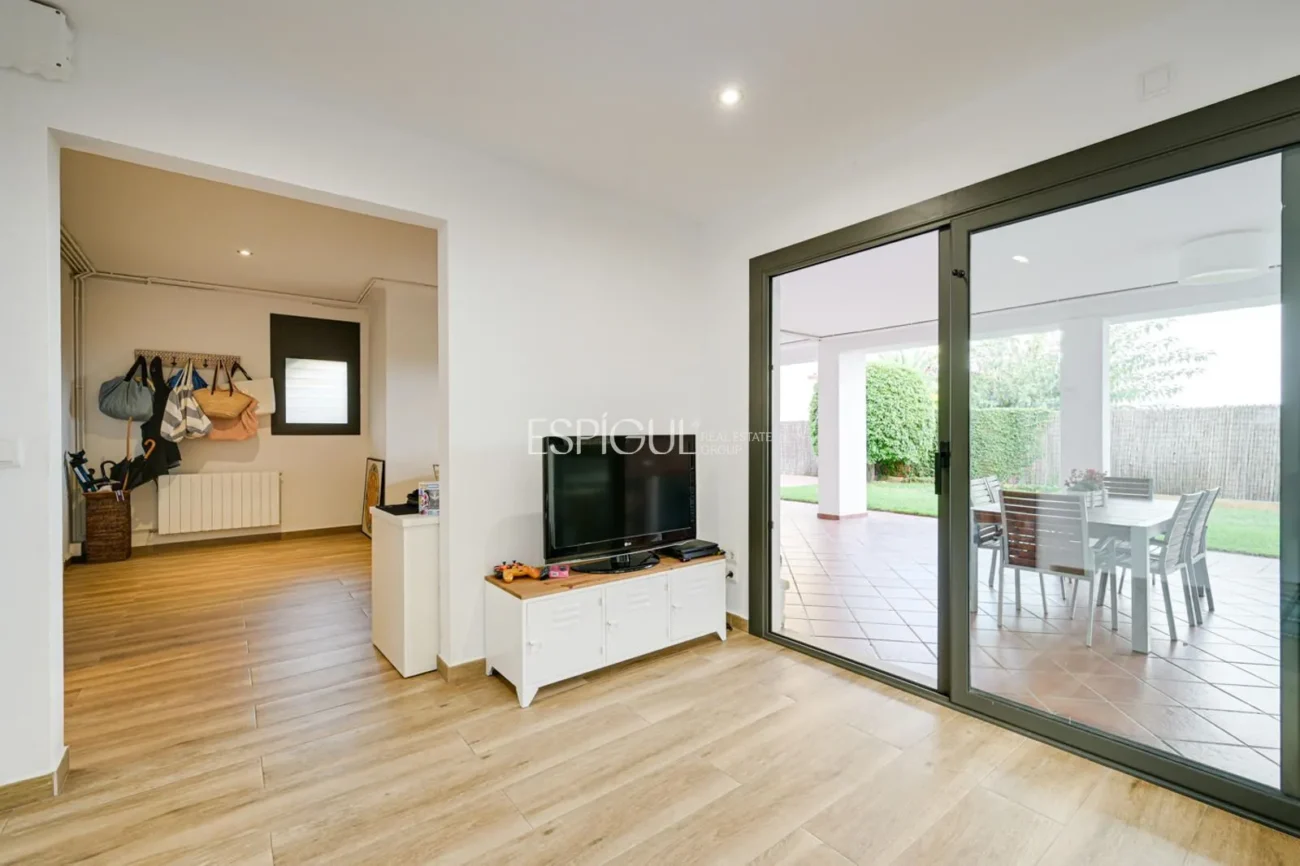 Élégante maison de deux étages avec jardin plat et piscine privée