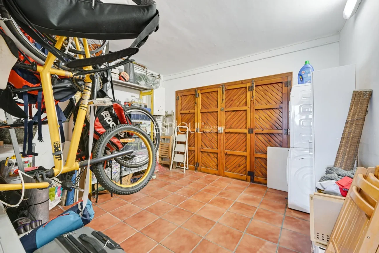 Élégante maison de deux étages avec jardin plat et piscine privée