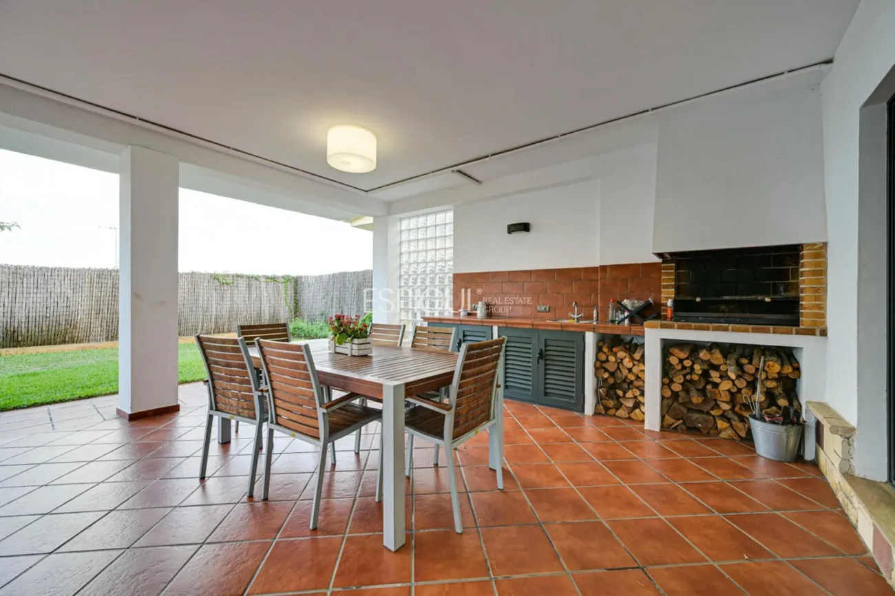 Élégante maison de deux étages avec jardin plat et piscine privée