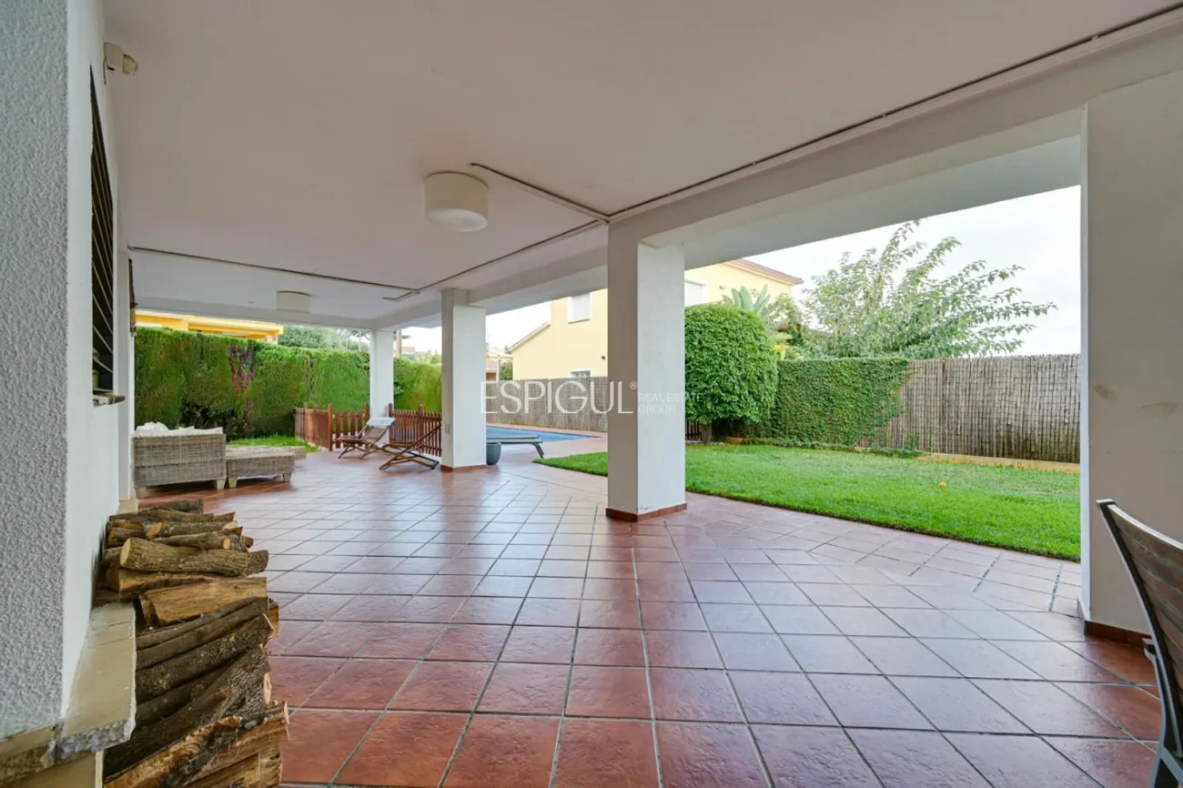 Élégante maison de deux étages avec jardin plat et piscine privée
