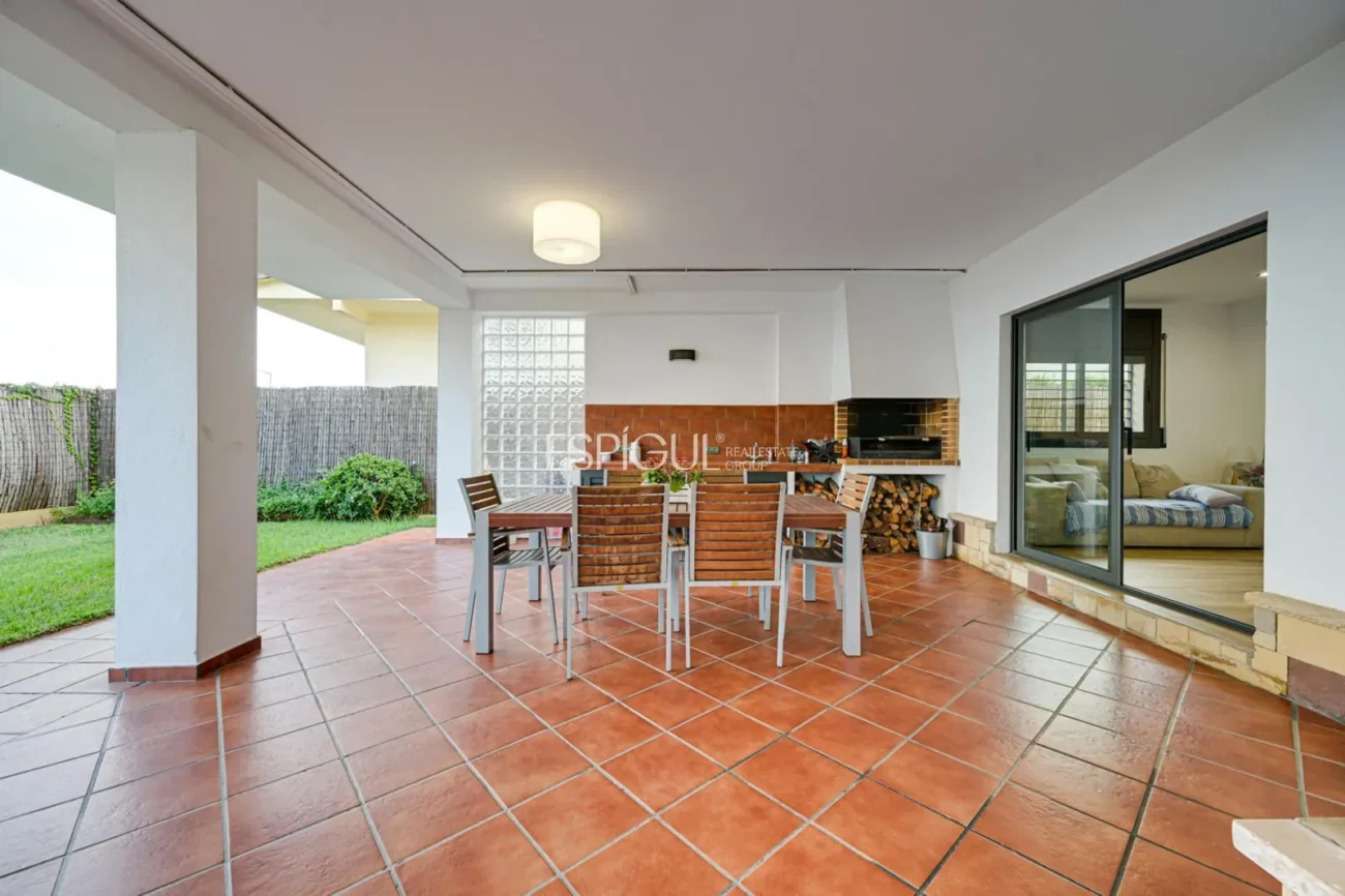 Élégante maison de deux étages avec jardin plat et piscine privée