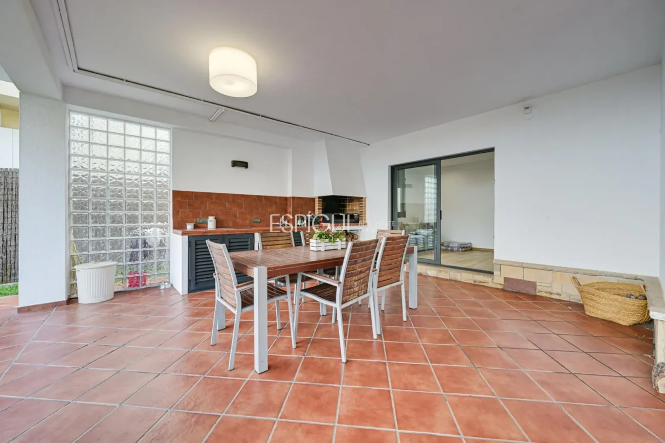 Élégante maison de deux étages avec jardin plat et piscine privée