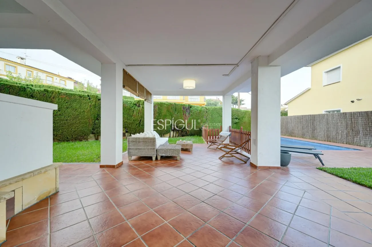 Élégante maison de deux étages avec jardin plat et piscine privée