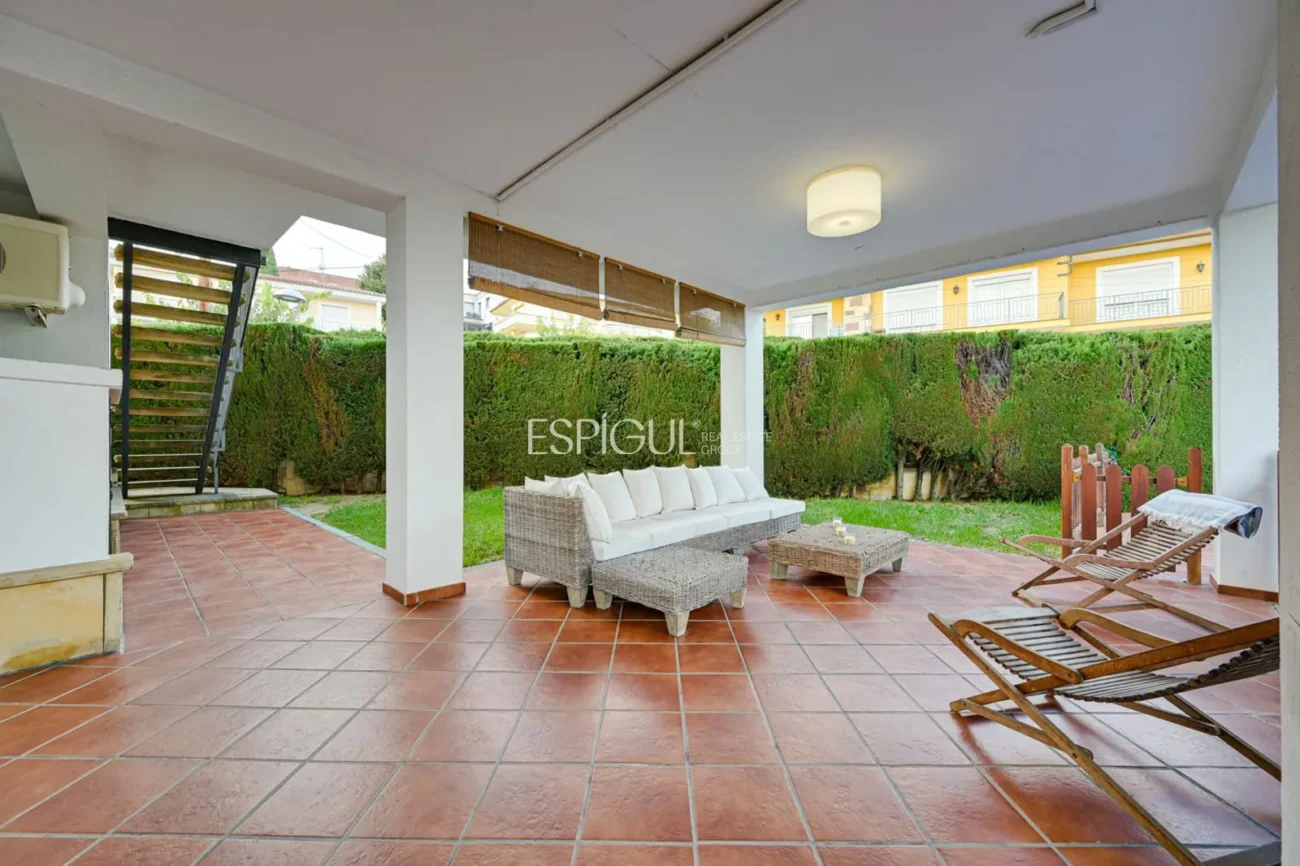 Élégante maison de deux étages avec jardin plat et piscine privée
