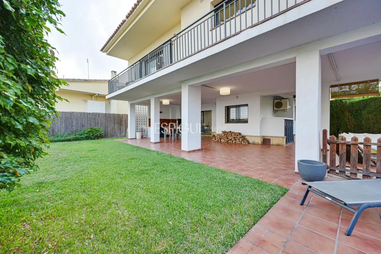 Élégante maison de deux étages avec jardin plat et piscine privée