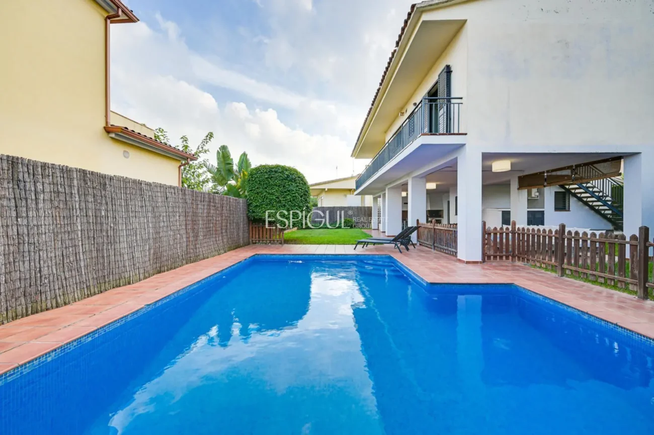 Élégante maison de deux étages avec jardin plat et piscine privée