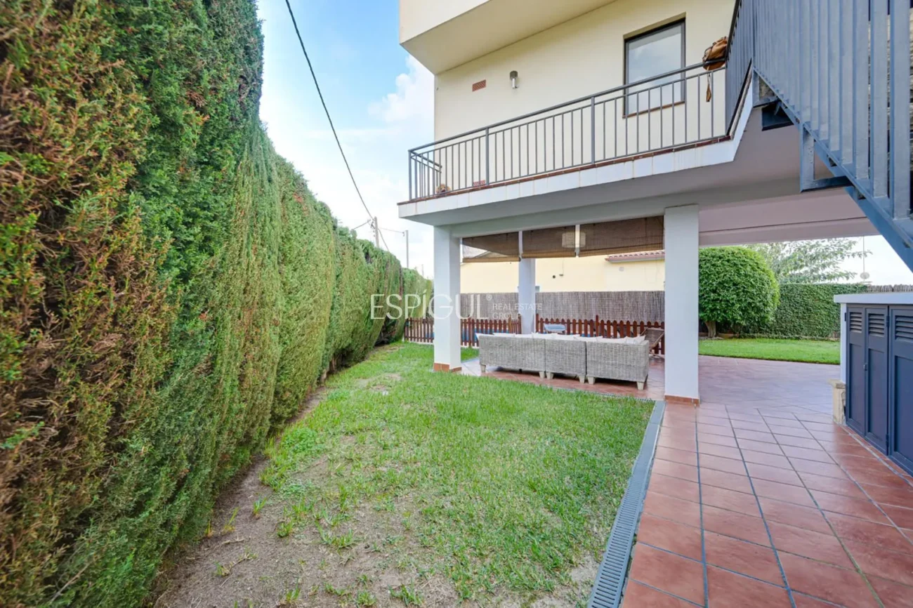 Élégante maison de deux étages avec jardin plat et piscine privée