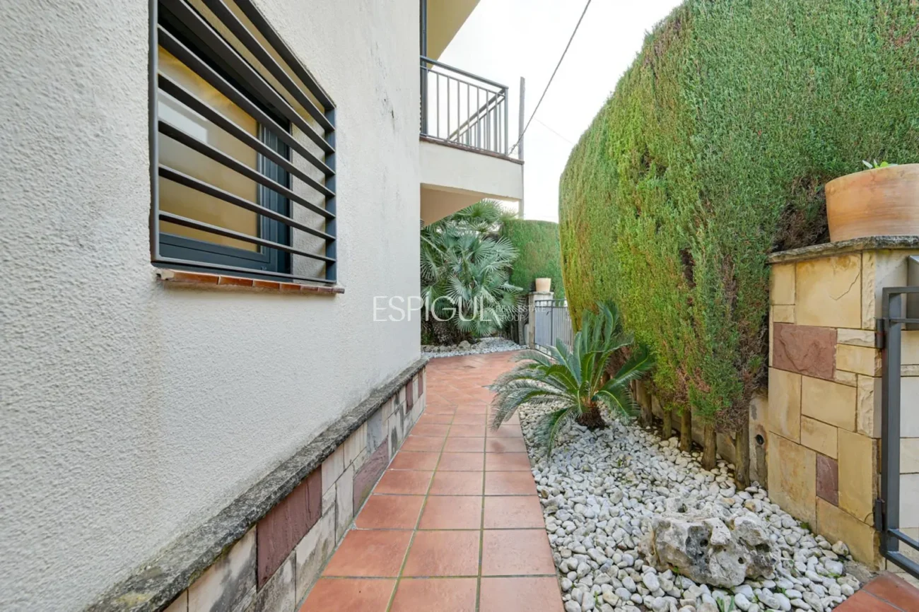 Élégante maison de deux étages avec jardin plat et piscine privée