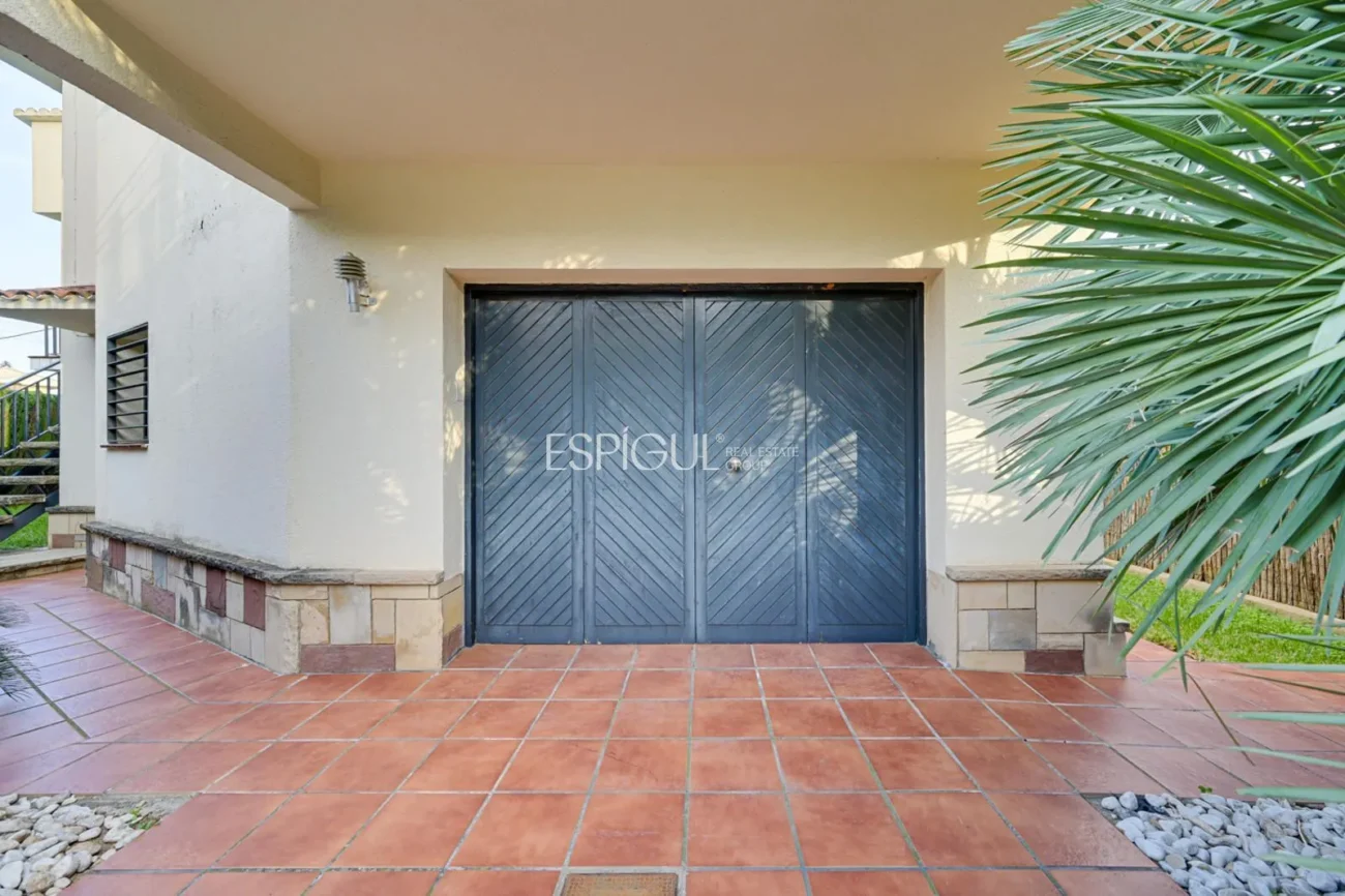 Élégante maison de deux étages avec jardin plat et piscine privée