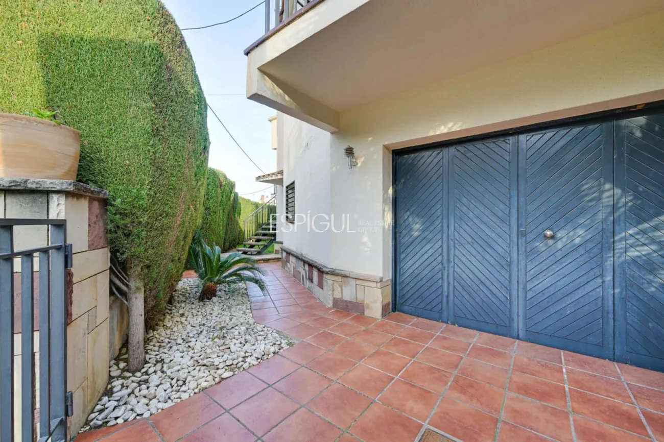 Élégante maison de deux étages avec jardin plat et piscine privée