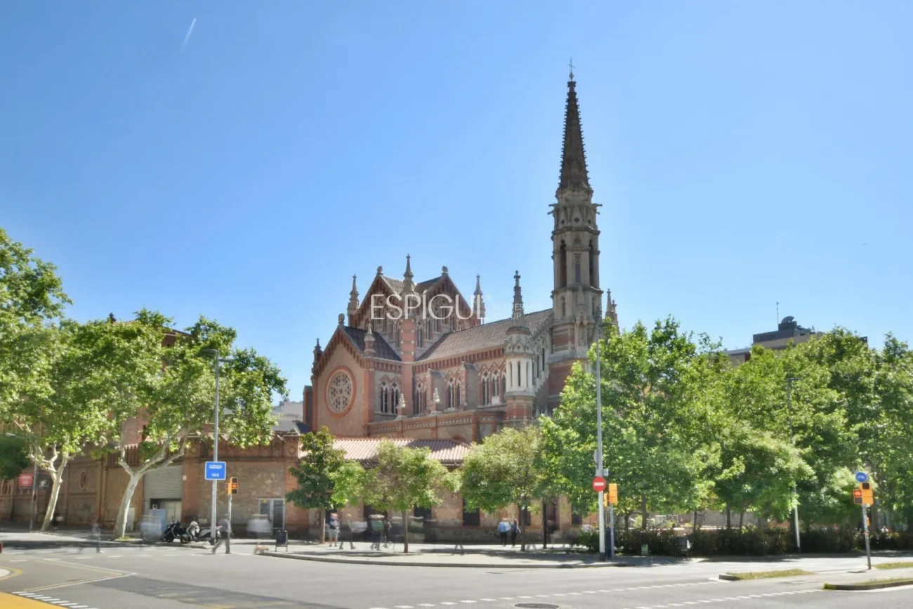 Elegant pis en venda recentment reformat al costat del Passeig de Sant Joan, Barcelona