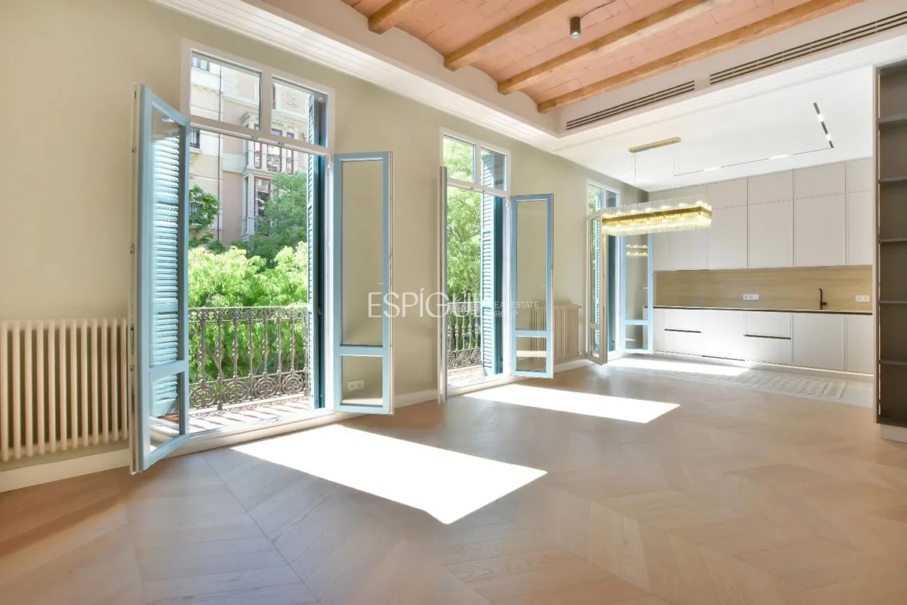 Elegant, Newly Renovated Apartment for Sale Next to Passeig De Sant Joan, Barcelona