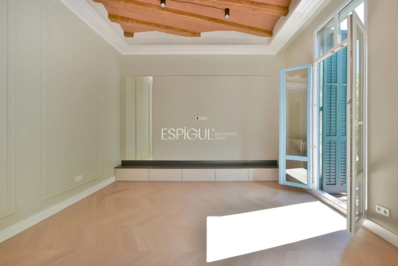 Elegant pis en venda recentment reformat al costat del Passeig de Sant Joan, Barcelona