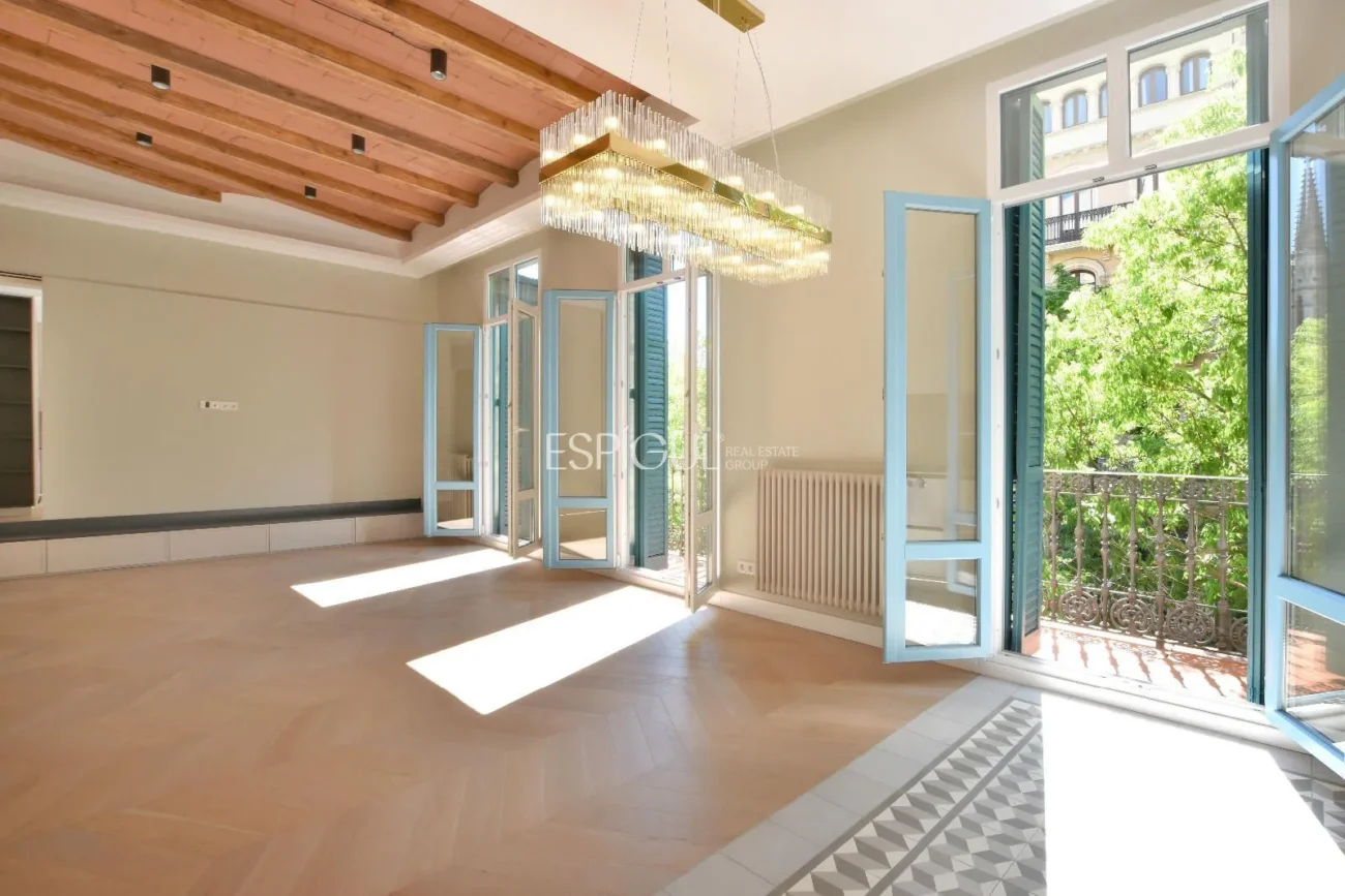 Elegant, Newly Renovated Apartment for Sale Next to Passeig De Sant Joan, Barcelona