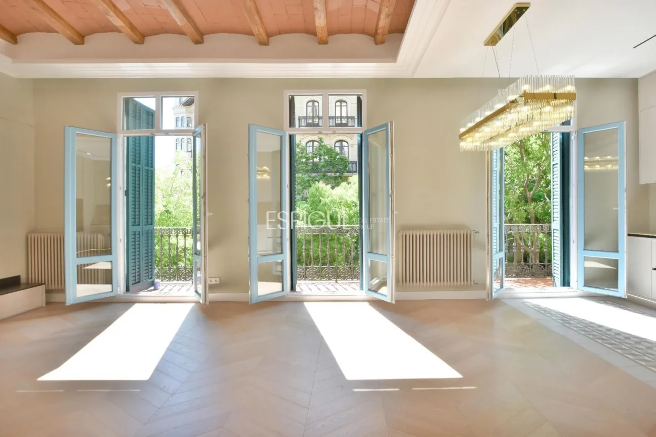 Elegant, Newly Renovated Apartment for Sale Next to Passeig De Sant Joan, Barcelona