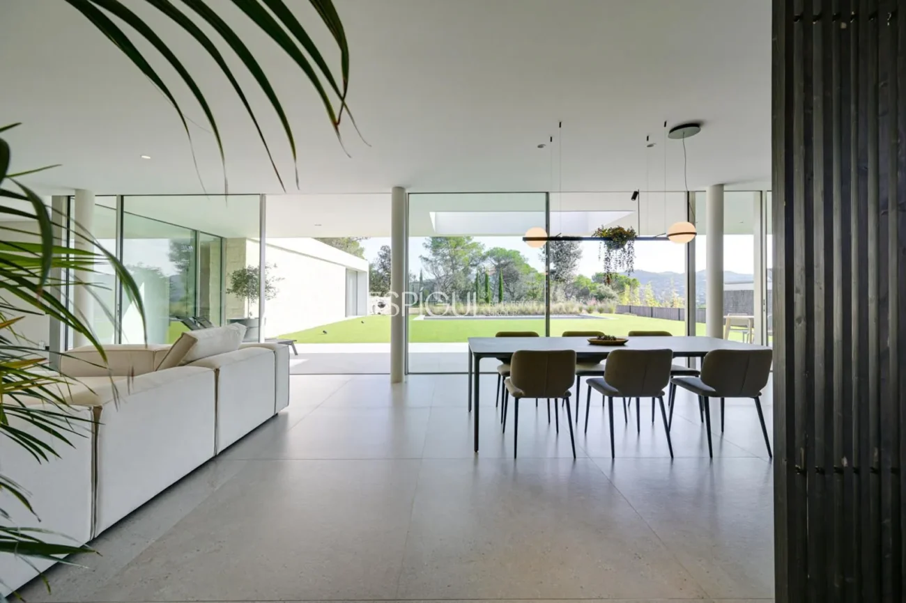 Elegant vila amb vistes al camp de golf i a la muntanya en una ubicació privilegiada