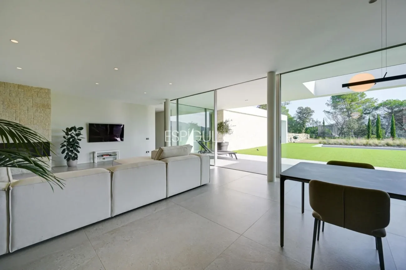 Elegant vila amb vistes al camp de golf i a la muntanya en una ubicació privilegiada